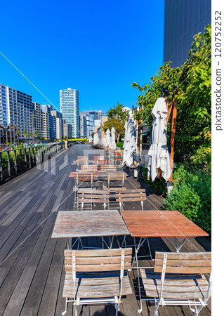 東京都品川區天王洲島的城市景觀 天王洲島第三海濱廣場(木板路) 東京都品川區天王洲島的城市景觀 天王洲島第三海濱廣場(木板路) 120752252