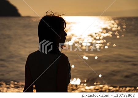 海上日落和女人剪影 120752908