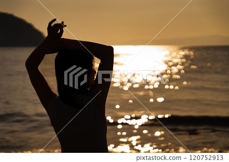 海上日落和女人剪影 海上日落和女人剪影 120752913