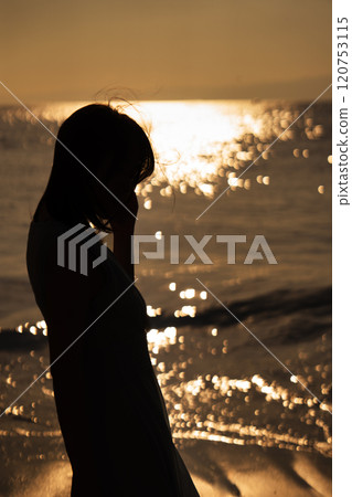 海上日落和女人剪影 120753115