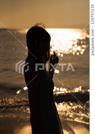 海上日落和女人剪影 120753116