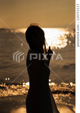海上日落和女人剪影 120753117