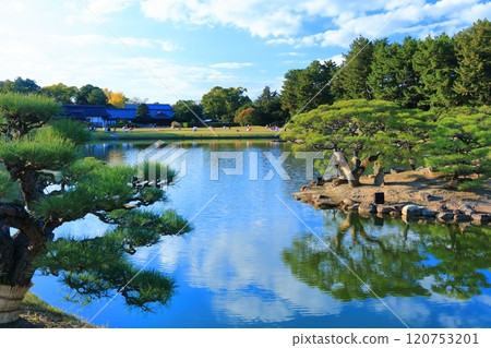[Okayama Prefecture] Okayama Korakuen on a clear autumn day (Fantastic Autumn Garden) 120753201