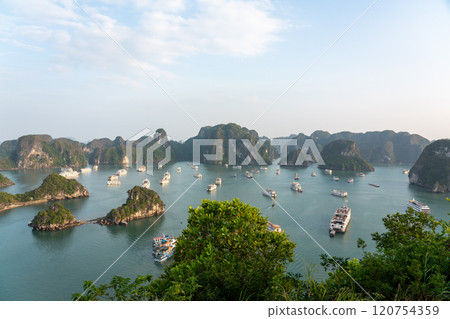 停泊在越南下龍灣的船隻 120754359