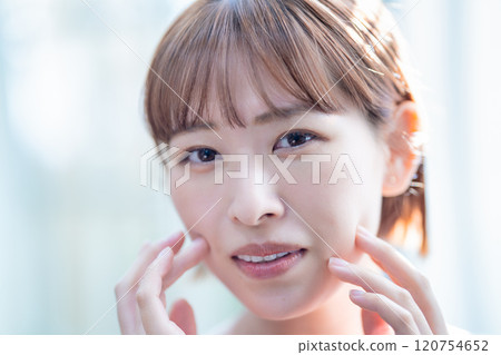 留著短波波頭的女人感覺皮膚濕潤 120754652