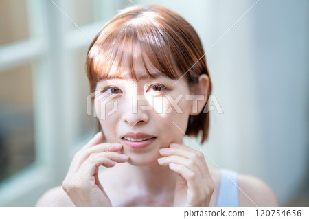 留著短波波頭的女人感覺皮膚濕潤 120754656