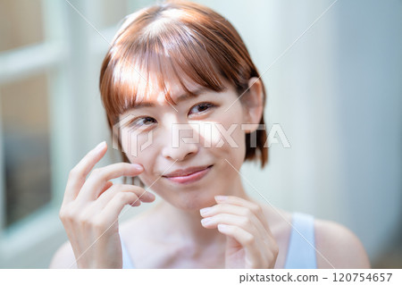 留著短波波頭的女人感覺皮膚濕潤 120754657