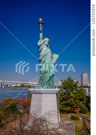 陽光明媚的台場自由女神像(東京都港區) 陽光明媚的台場自由女神像(東京都港區) 120755058