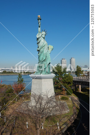 Statue of Liberty on a clear day in Odaiba (Minato Ward, Tokyo) 120755083