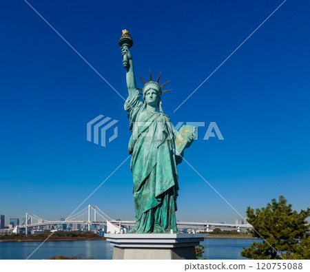 Statue of Liberty on a clear day in Odaiba (Minato Ward, Tokyo) Statue of Liberty on a clear day in Odaiba (Minato Ward, Tokyo) 120755088