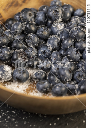 sprinkled with white sweet sugar juicy blueberry berries 120755343