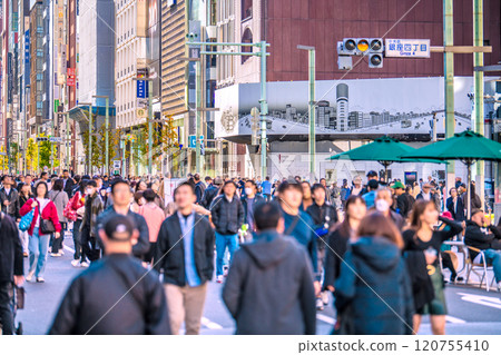 日本東京城市景觀，12 月。銀座Hokoten擠滿了外國遊客。三愛拆除和銀座Roku專案... = 1天 120755410