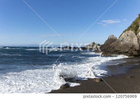富士山在波濤洶湧的大海中 120756909