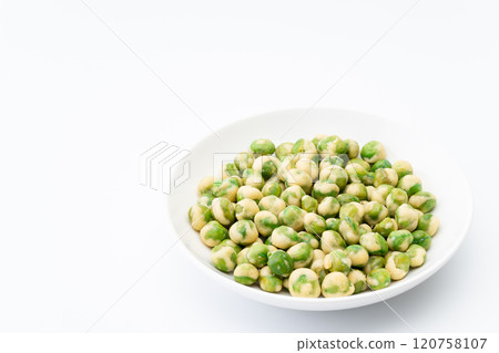 盤子上的綠豌豆糖果 盤子上的綠豌豆糖果 120758107