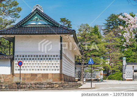 Kanazawa Seisonkaku Tatsumi Nagaya and main gate Kanazawa Seisonkaku Tatsumi Nagaya and main gate 120758308