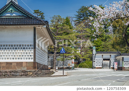 Kanazawa Seisonkaku Tatsumi Nagaya and main gate Kanazawa Seisonkaku Tatsumi Nagaya and main gate 120758309