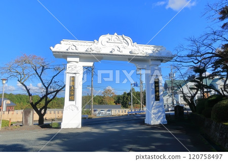 The white gate of Fuji Buddha Relic Pagoda Peace Park in Gotemba, Shizuoka Prefecture The white gate of Fuji Buddha Relic Pagoda Peace Park in Gotemba, Shizuoka Prefecture 120758497