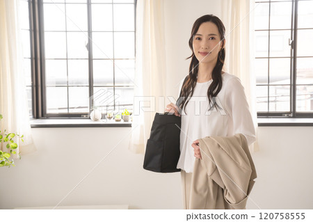 室內有肩包和夾克的女人 120758555