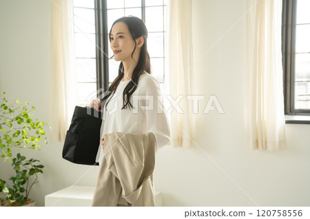 室內有肩包和夾克的女人 120758556