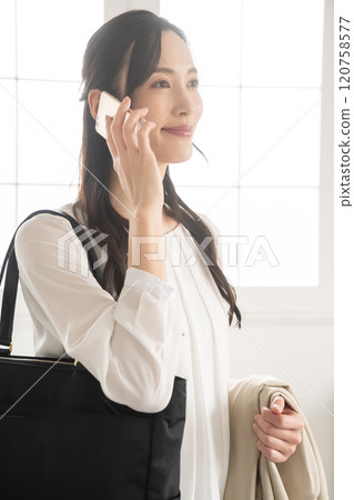 一個女人準備出去室內打電話 120758577