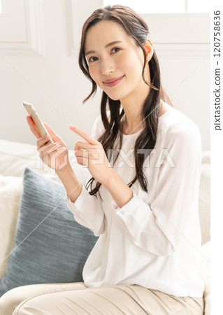 操作智能手機的女人 120758636