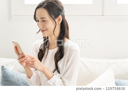 Woman operating a smartphone 120758638
