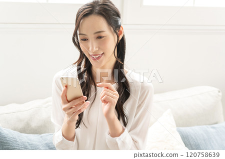 操作智能手機的女人 操作智能手機的女人 120758639