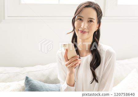 操作智能手機的女人 操作智能手機的女人 120758640