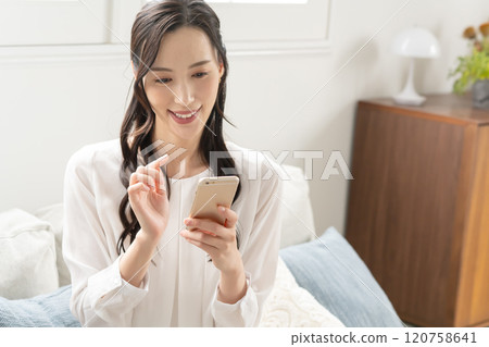 Woman operating a smartphone 120758641