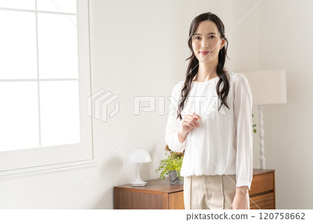 女人站在室內擺姿勢 120758662