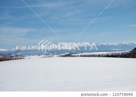 陽光明媚的冬日十勝嶽山脈的雪原和山脈 陽光明媚的冬日十勝嶽山脈的雪原和山脈 120759099