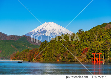 [Kanagawa Prefecture] A hairy storm hits Lake Ashi and Mount Fuji in autumn 120759330