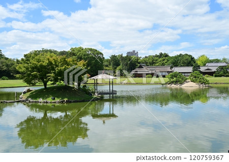 A pond in Okayama Korakuen (one of Japan's three most famous gardens) 120759367