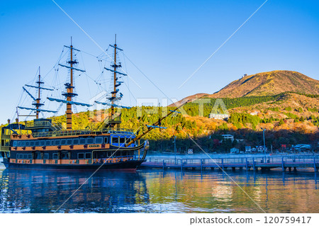 [Kanagawa Prefecture] Early morning on Lake Ashi: A sightseeing boat waiting to depart 120759417