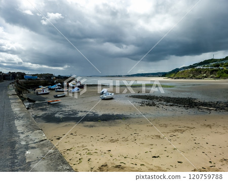 Harbor And Sandy Pettycur Beach In The Village Pettycur At The Atlantic Coast of Scotland, UK 120759788