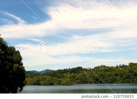 一碧湖的夏末景色 一碧湖的夏末景色 120759833