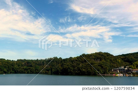 一碧湖的夏末景色 一碧湖的夏末景色 120759834