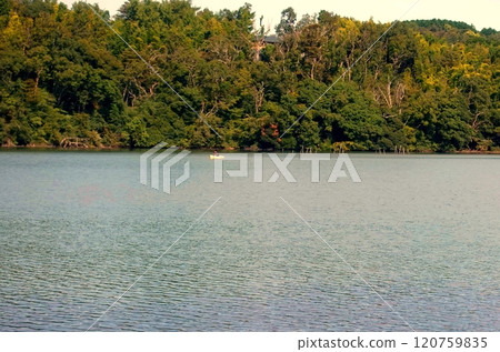 一碧湖的夏末景色 一碧湖的夏末景色 120759835