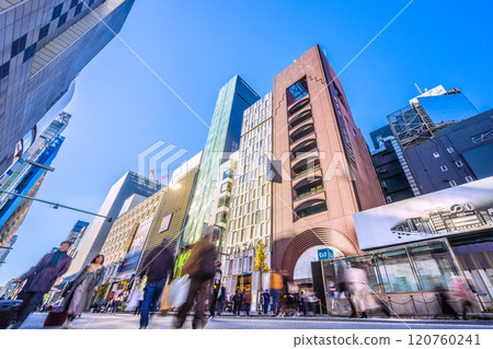 日本東京城市景觀,12 月。銀座Hokoten擠滿了外國遊客。四個地點的重建工作仍在繼續,包括 Sanai 拆除... = 1 天 日本東京城市景觀,12 月。銀座Hokoten擠滿了外國遊客。四個地點的重建工作仍在繼續,包括 Sanai 拆除... = 1 天 120760241