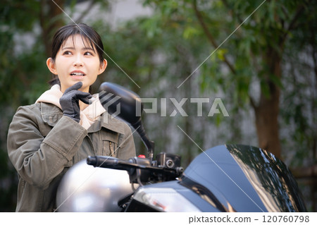騎自行車的女人 120760798