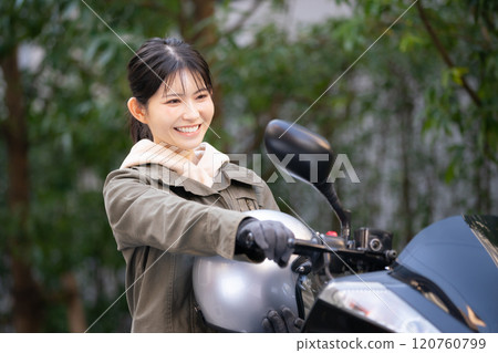 騎自行車的女人 120760799