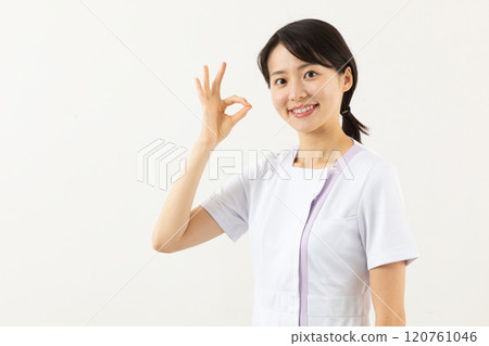 護理師做出「OK」手勢 01 120761046