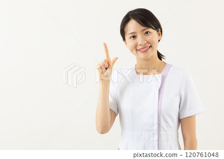 Nurse giving advice 01 Nurse giving advice 01 120761048