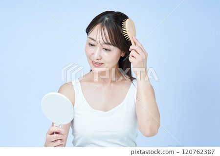 一位中年婦女用刷子梳理頭髮 120762387