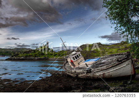 Ruin Of Castle Moil With Old Ship Wreck In The Harbor Of Village Kyleakin At The Atlantic Coast Of The Isle Of Skye In Scotland, UK Ruin Of Castle Moil With Old Ship Wreck In The Harbor Of Village Kyleakin At The Atlantic Coast Of The Isle Of Skye In Scotland, UK 120763355