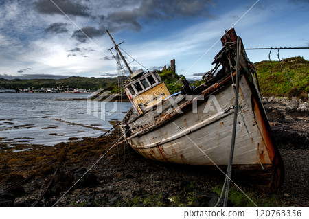Ruin Of Castle Moil With Old Ship Wreck In The Harbor Of Village Kyleakin At The Atlantic Coast Of The Isle Of Skye In Scotland, UK Ruin Of Castle Moil With Old Ship Wreck In The Harbor Of Village Kyleakin At The Atlantic Coast Of The Isle Of Skye In Scotland, UK 120763356