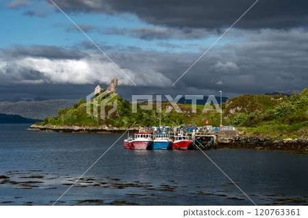 Ruin Of Castle Moil In The Harbor Of Village Kyleakin At The Atlantic Coast Of The Isle Of Skye In Scotland, UK Ruin Of Castle Moil In The Harbor Of Village Kyleakin At The Atlantic Coast Of The Isle Of Skye In Scotland, UK 120763361