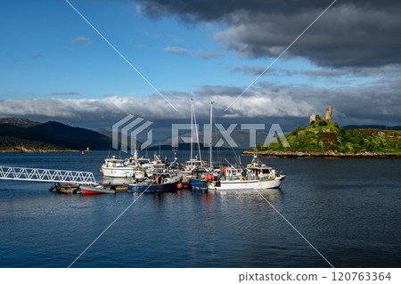 Ruin Of Castle Moil In The Harbor Of Village Kyleakin At The Atlantic Coast Of The Isle Of Skye In Scotland, UK Ruin Of Castle Moil In The Harbor Of Village Kyleakin At The Atlantic Coast Of The Isle Of Skye In Scotland, UK 120763364