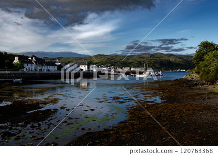 Harbor Of Village Kyleakin At The Atlantic Coast Of The Isle Of Skye In Scotland, UK 120763368