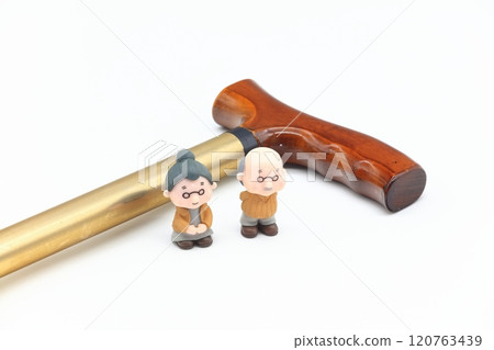 拄著拐杖的老人的圖片 120763439